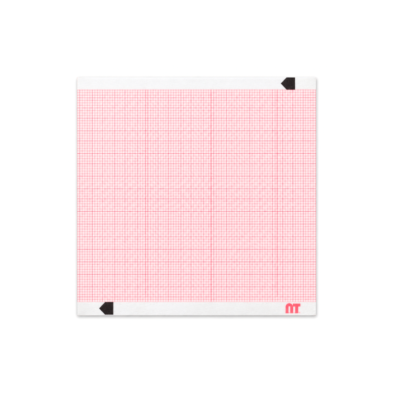 Cargue la imagen en el visor de la galería, Papel graficado en rojo. Medidas: 9cm*9cm Doblado en Z de 200 hojas. Para Desfibrilador Zoll Serie M. marca NT
