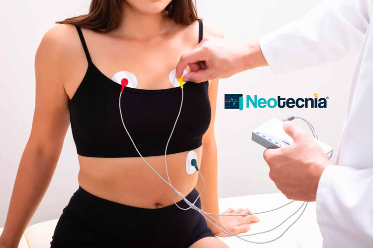 Cardiólogo colocando electrodos a paciente: guía de colocación de electrodos