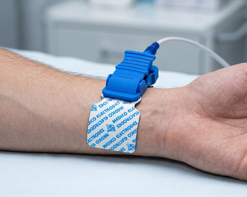 Cargue la imagen en el visor de la galería, Electrodo Lengueta 34X21 Sobre con 100 piezas marca Medico Electrodes
