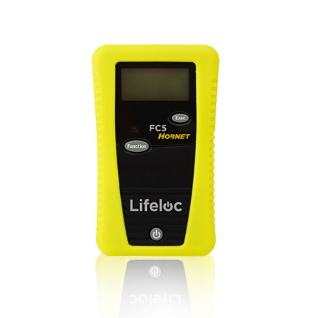 Alcoholímetro profesional Lifeloc FC5 Hornet, mostrando su diseño compacto para pruebas de alcoholemia pasivas y sin boquilla.