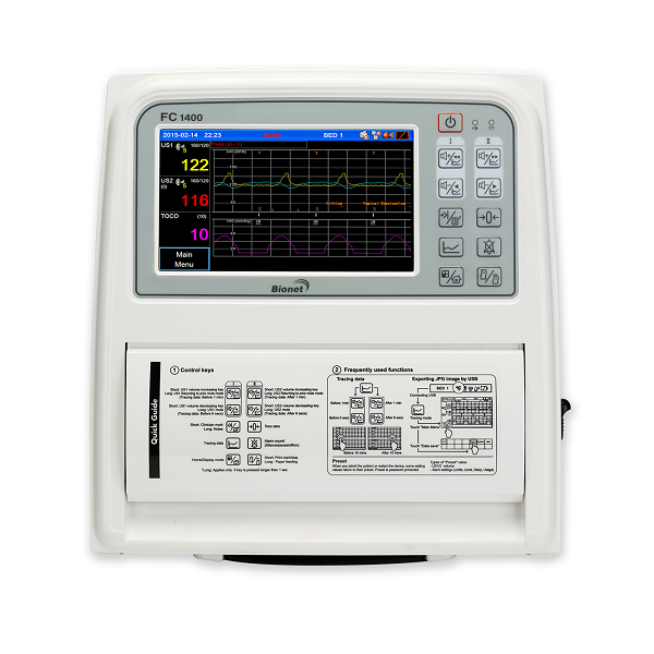 Monitor fetal gemelar Bionet FC1400, mostrando su pantalla táctil a color de 7 pulgadas y la impresión del trazado cardiotocográfico.